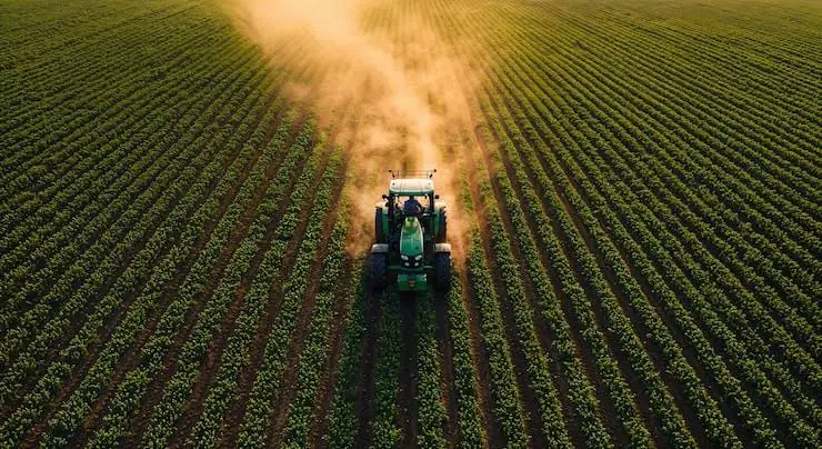Tractor recorriendo un cultivo durante las labores de campo con Fixi Agro